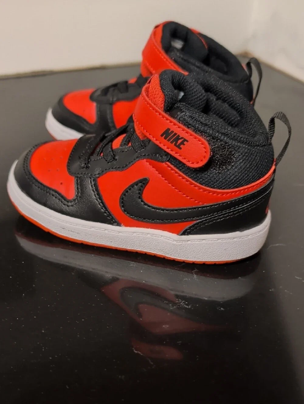 Nike Kids' Court Borough Mid 2 Low-Top Sneakers 8C Like New